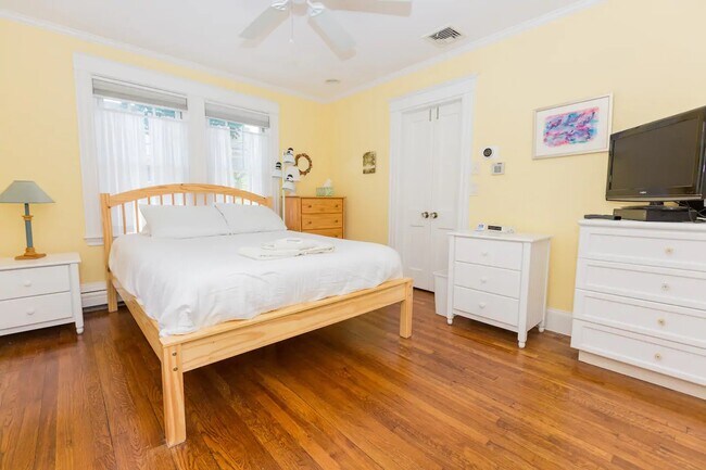 Building Photo - 16A Linden Pl