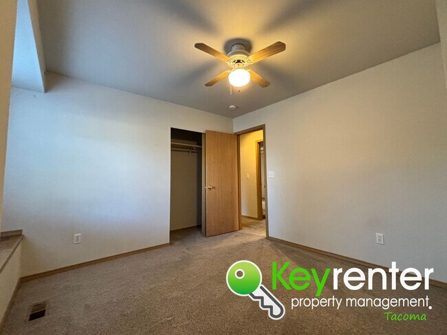 Building Photo - Beautiful 3 Bedroom Tacoma Craftsman Renta...