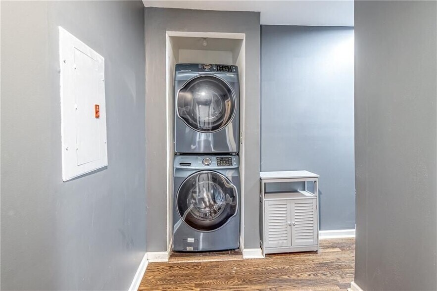 Building Photo - 2456 Harwood Dr