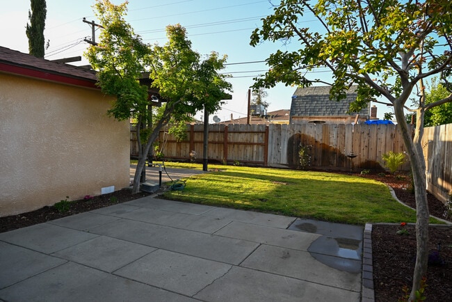 Building Photo - 881 W Rialto Ave