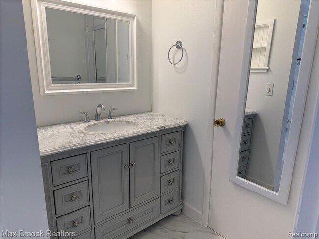 Building Photo - 1671 Cass Lake Rd