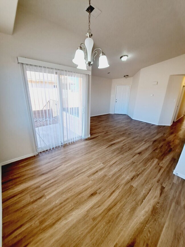 Building Photo - 3 bed 2 bath home in Huning Ranch. Great Yard