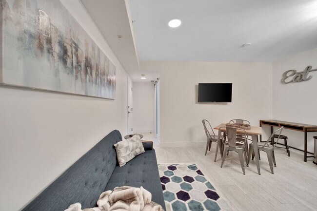 Building Photo - 1434 SW 22nd Ave