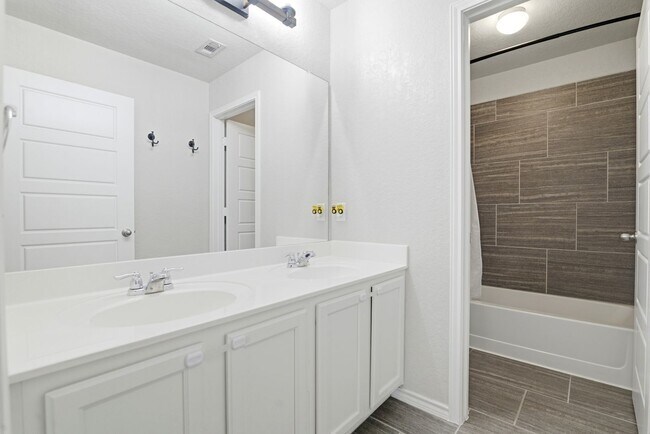 Building Photo - 4 Bedroom Home for Rent in San Antonio with Solar Panels – Cinco Lakes Move-In Ready!