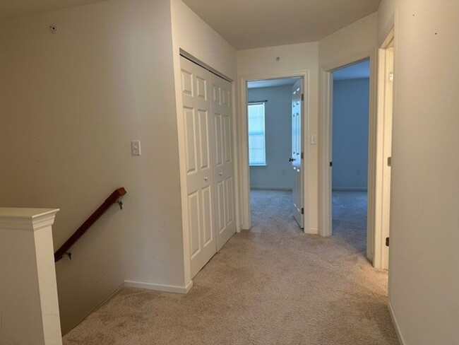 Building Photo - 3 Bedroom 2.5 Bathroom Townhouse in Centra...