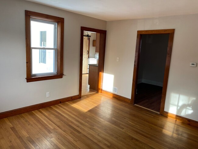 Building Photo - Sunny One Bedroom One Bath Apartment in a ...