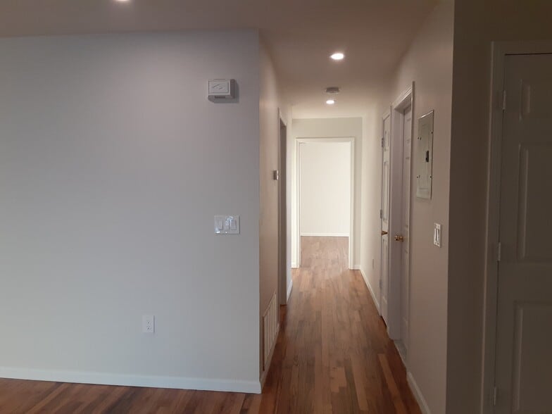 Hallway - 89 Sumo Village Ct