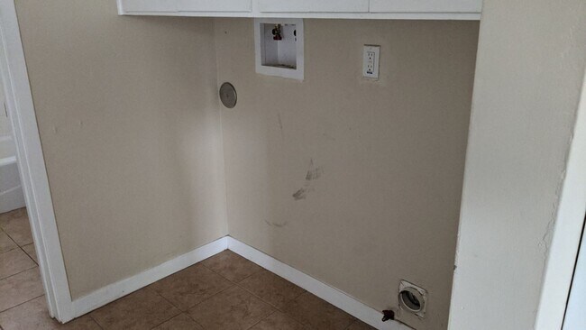 Building Photo - 673 Santa Rosa St