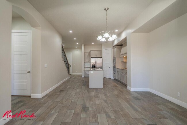 Building Photo - Pet Friendly 4 Bedroom Home! Internet Incl...