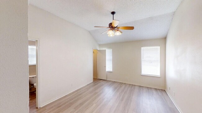 Building Photo - 2802 Woodlands Dr
