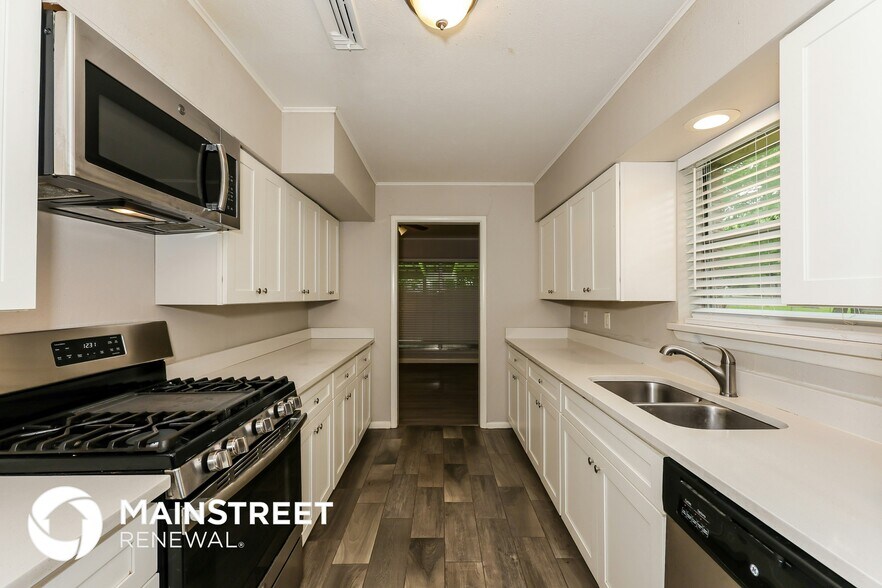 Building Photo - 1706 Enchanted Ln