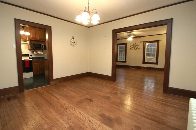 Building Photo - Charming 1950s Home Just Minutes from Downtown Harrisonburg!