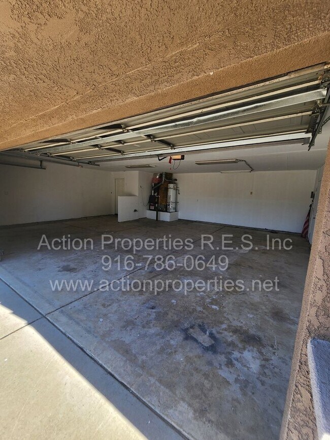 Building Photo - West Roseville 3 bedroom 2 bathroom 1406 sqft Three Car Garage Walking to Wood Creek High