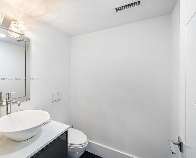 Building Photo - North Bayshore Drive, Miami, FL 33132 - 3 BR 2.5 BA condo