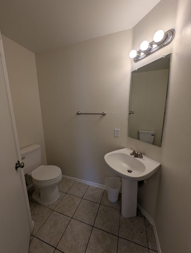 Building Photo - 3 Bedroom Townhome at Townes at Southpark ...