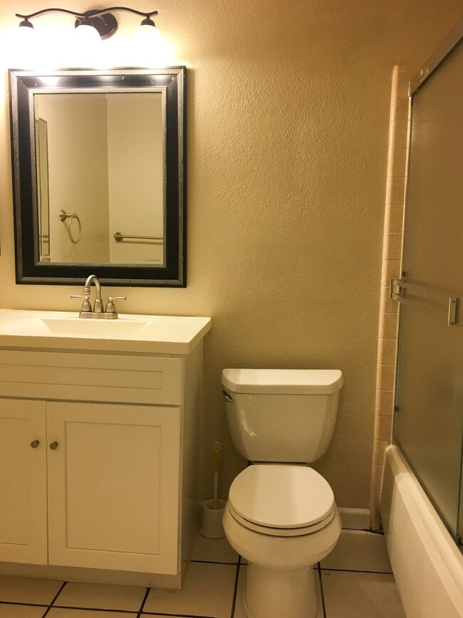 Building Photo - Charming 2 Bed 2 Bath Condo in Downtown Sa...