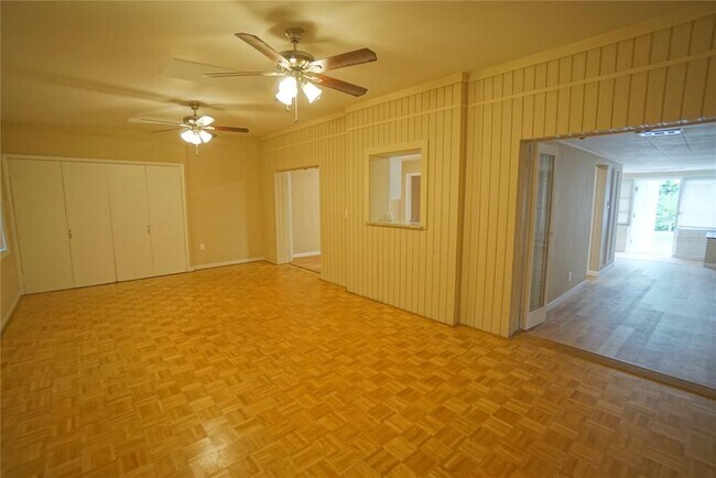 Building Photo - 1424 E Park Cir