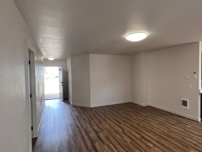 Building Photo - Newly Remodeled! Close to CWU 4 Rooms !!