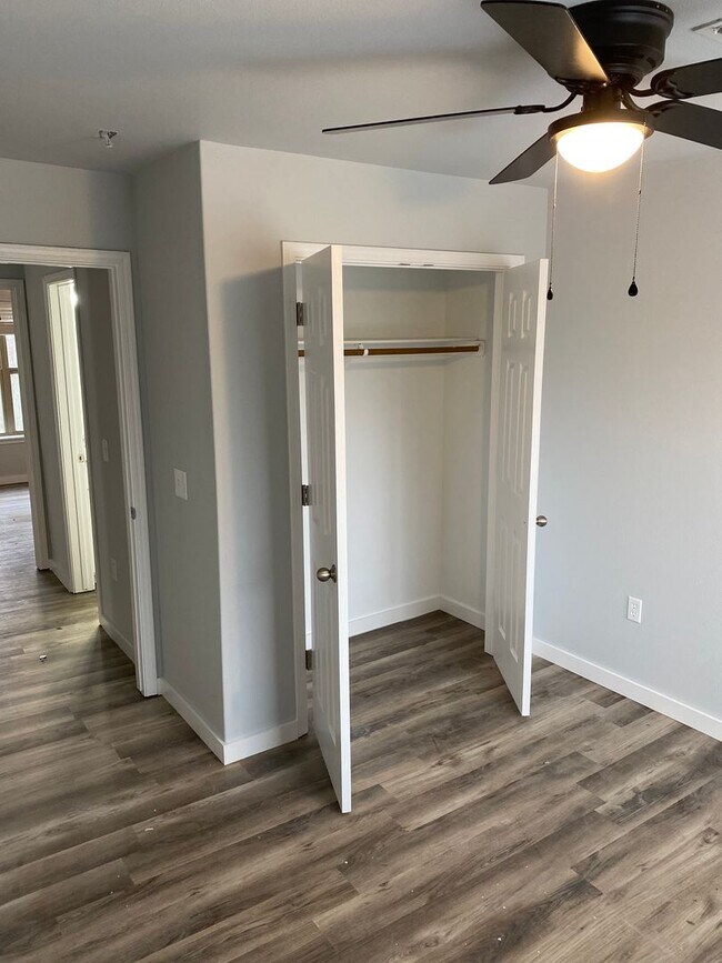 Building Photo - School Year Lease! 3 Bedrooms, 2.5 Bathrooms Townhouse near University of Arkansas - 1x Car Garag...
