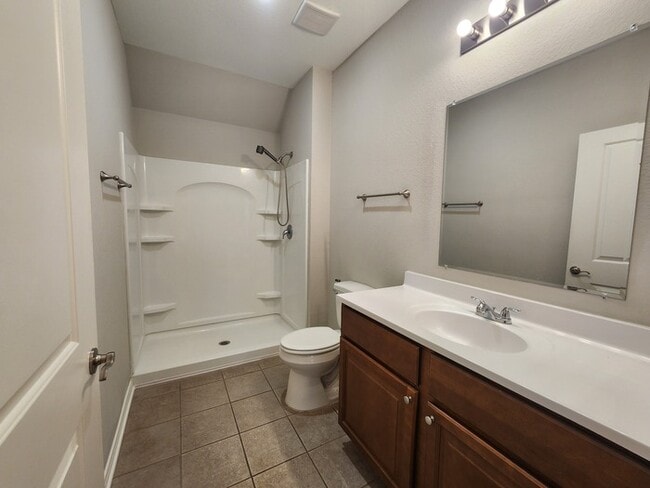 Building Photo - 4/2/2 Townhome