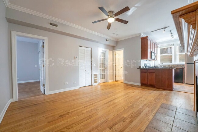 Building Photo - 869 W Cornelia Ave