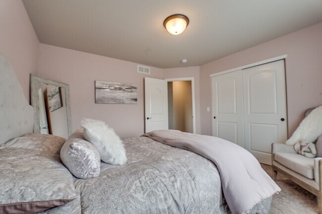 Building Photo - Beautiful 4 Bed, 3 1/2 Bath House in Sever...