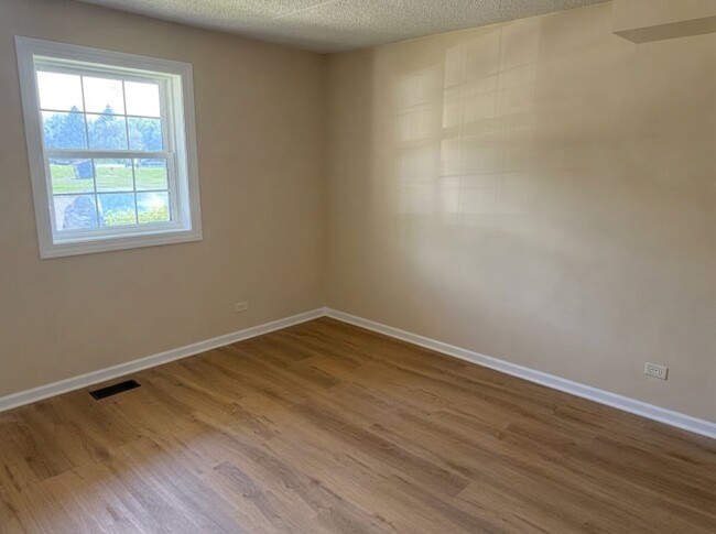 Building Photo - 353 S Whispering Hills Dr