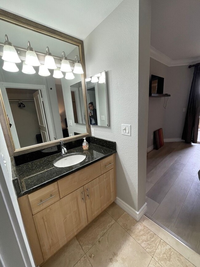 Building Photo - Meridian Furnished 2 Bd / 2 Ba Luxury Condo, Newly Renovated