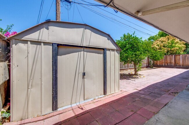 Building Photo - 3049 Harding Ave