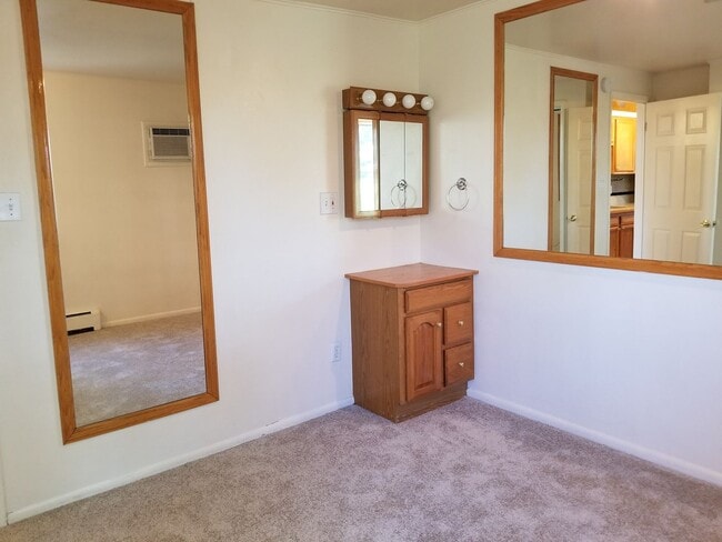 Building Photo - REDUCED! TOP FLOOR 2 BD/1 BA w/ washer/dry...