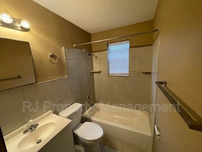 Building Photo - 3432 Powell Ave