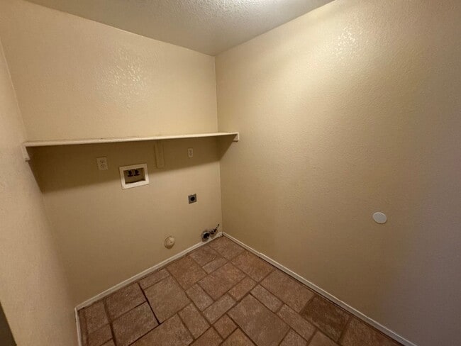 Building Photo - 3 Bedroom - 2 Bath - 1300 Sq. Ft. Home - Tucson