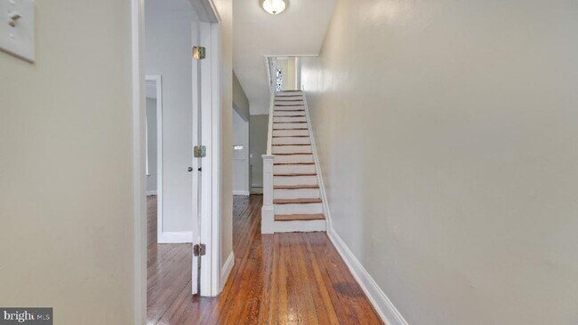 Building Photo - 720 Gresham Pl NW