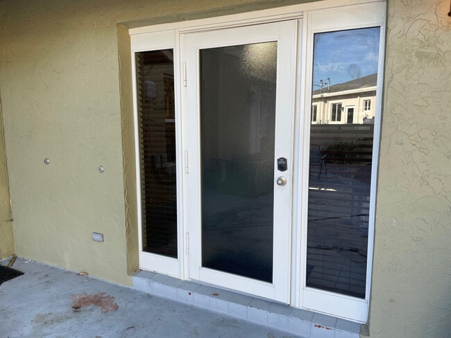 Building Photo - 711 NE 14 St