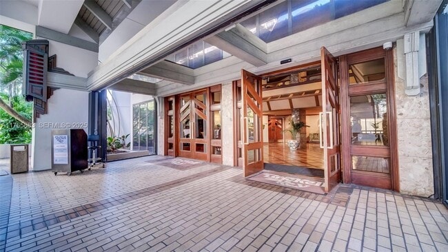 Building Photo - 520 Brickell Key Dr