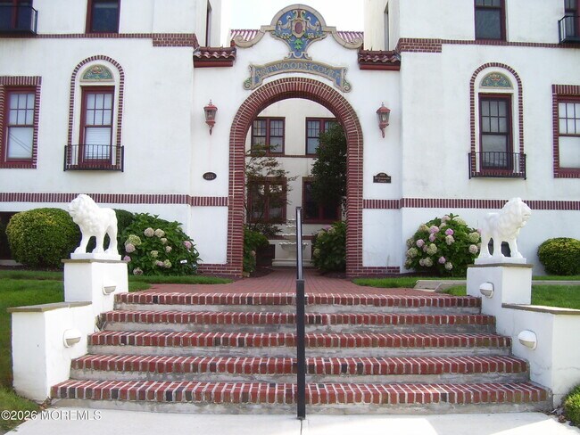 Building Photo - 218 2nd Ave