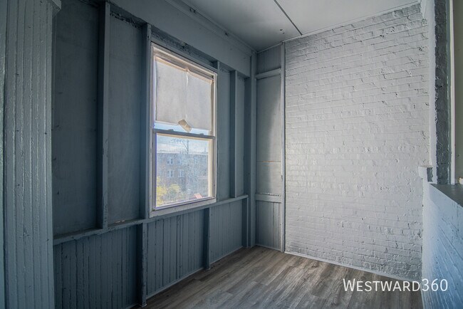 Building Photo - 7833 S Kingston Ave