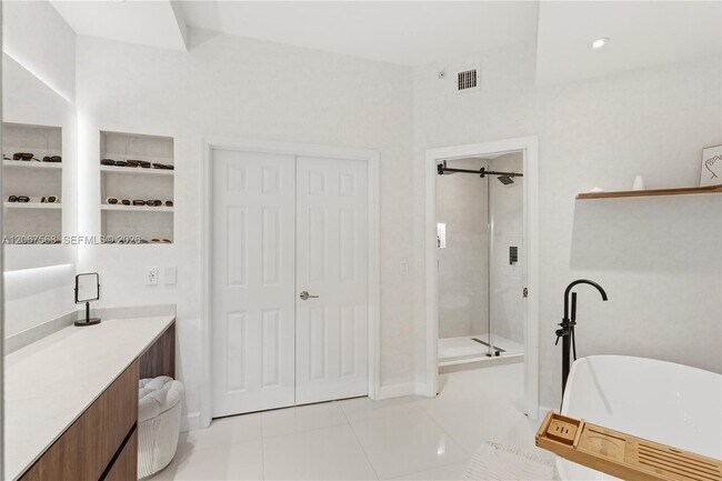 Building Photo - 3500 Mystic Pointe Dr