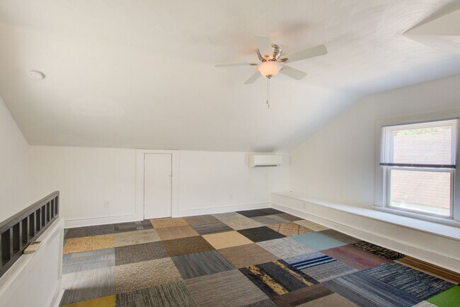 Building Photo - 6 Bed, 1.5 Bath Home in Granby School Dist...