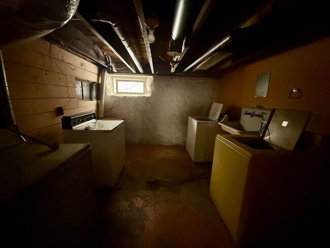 Building Photo - 909 S 6th Ave