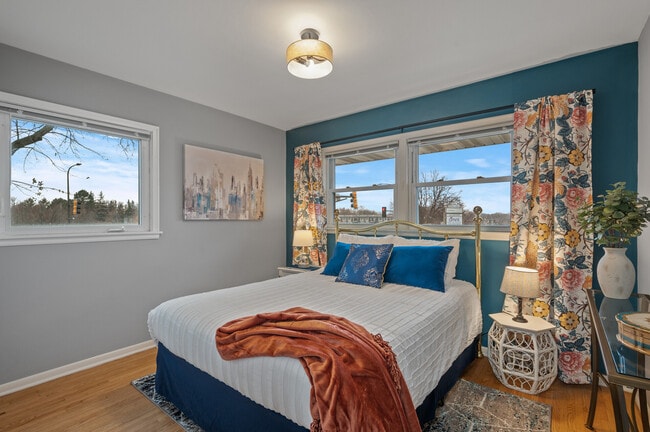 Building Photo - 248 Ruth St N