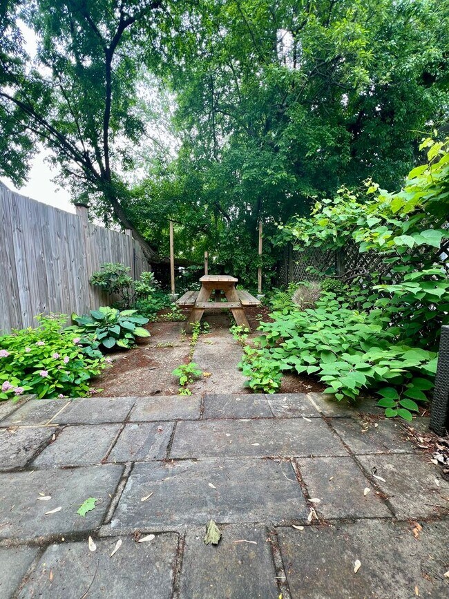 Building Photo - Stunning 2-Bedroom Townhouse in Manayunk! Available NOW!