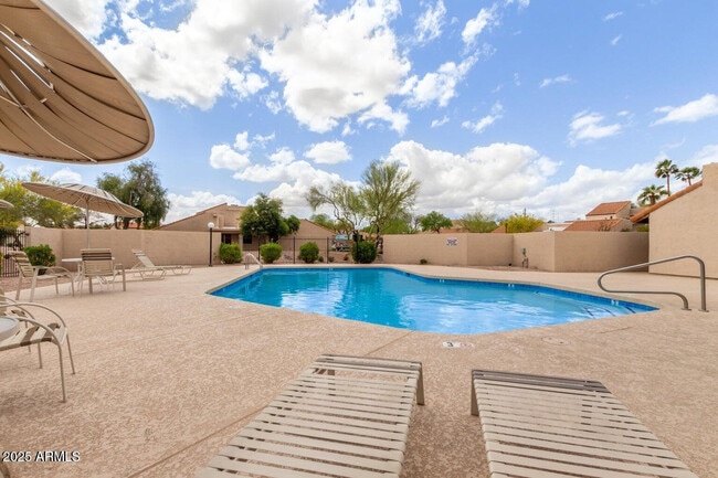 Building Photo - 1656 N Sierra Vista Dr