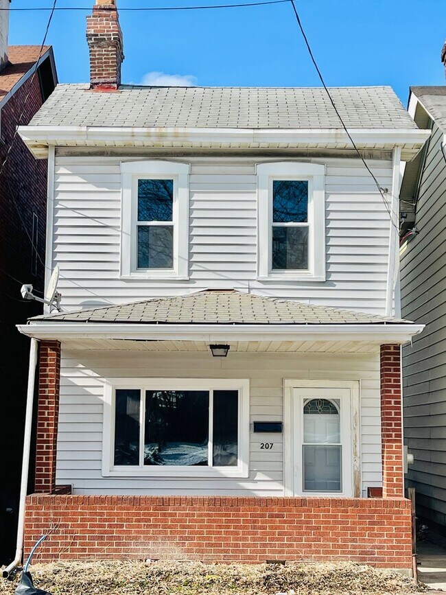 Building Photo - 207 E 15th Ave