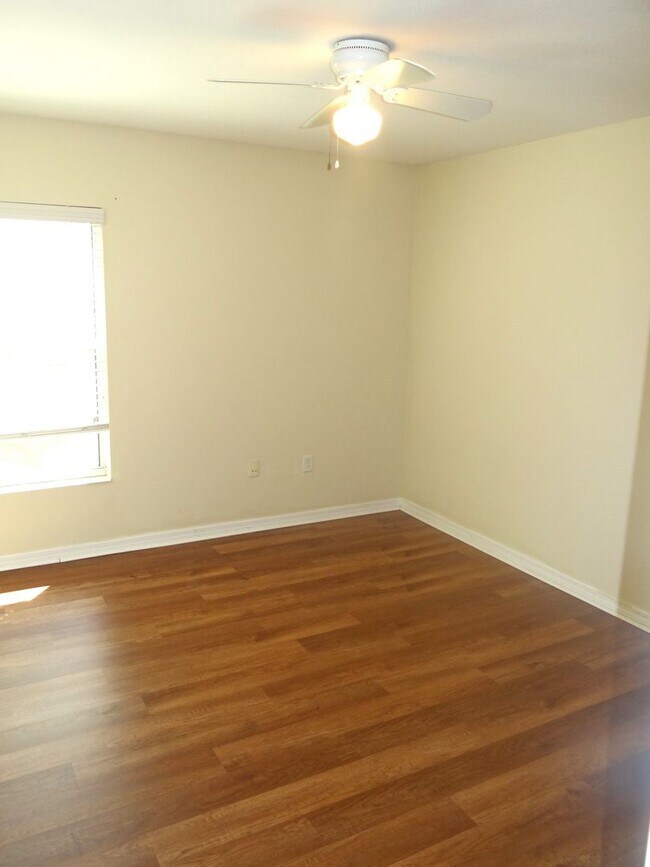 Building Photo - 4 bedroom, 2.5 bath, 1 car garage townhouse