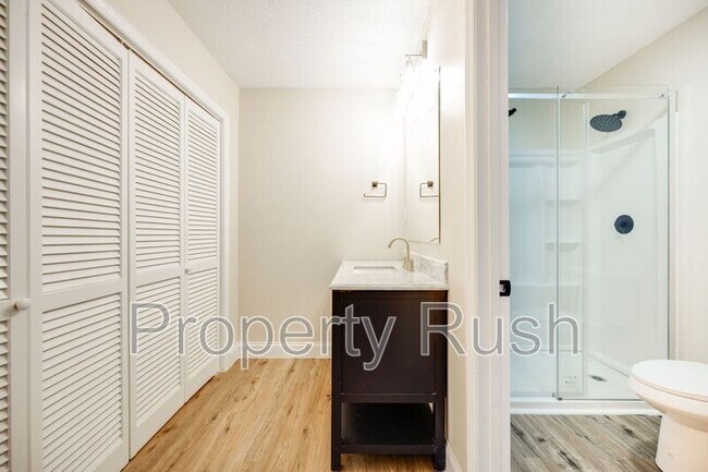 Building Photo - 2323 Green Forest Dr