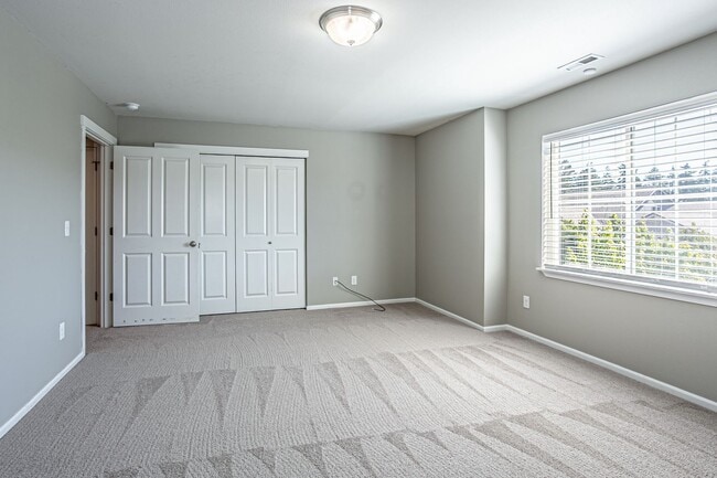 Building Photo - Beautiful 4 bedroom, 2.5 bath home in Rain...