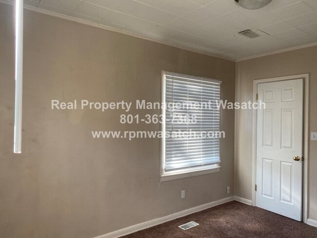 Building Photo - Come See This 4 Bedroom 1.5 bathroom single family home!!
