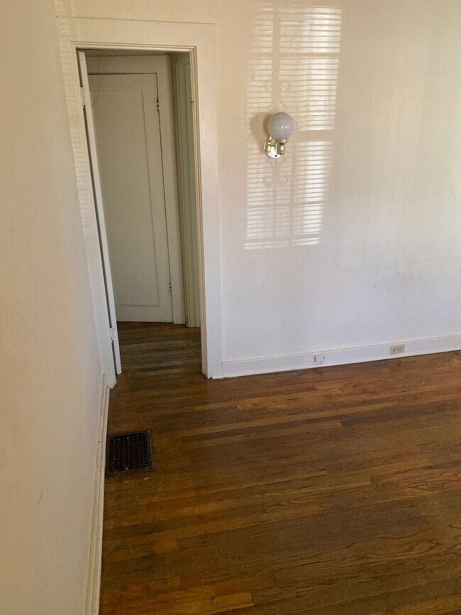 Building Photo - 1 Bedroom with Basement & Enclosed Yard