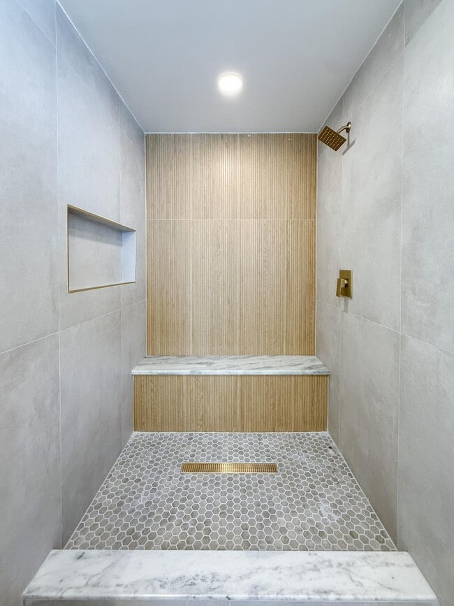 Building Photo - 2082 Vernier Rd